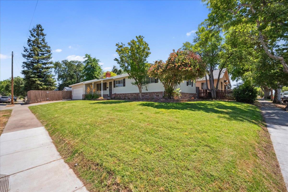 Detail Gallery Image 2 of 36 For 817 Oakland Ave, Roseville,  CA 95678 - 3 Beds | 1/1 Baths