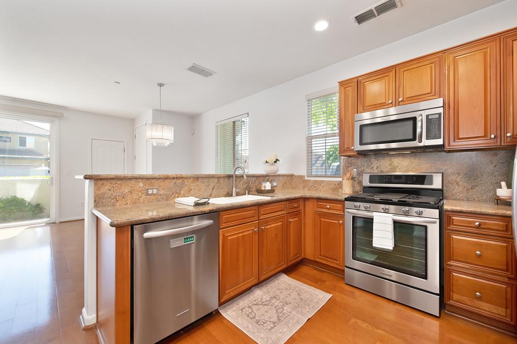 Detail Gallery Image 8 of 31 For 1301 Dante Cir, Roseville,  CA 95678 - 2 Beds | 2/1 Baths