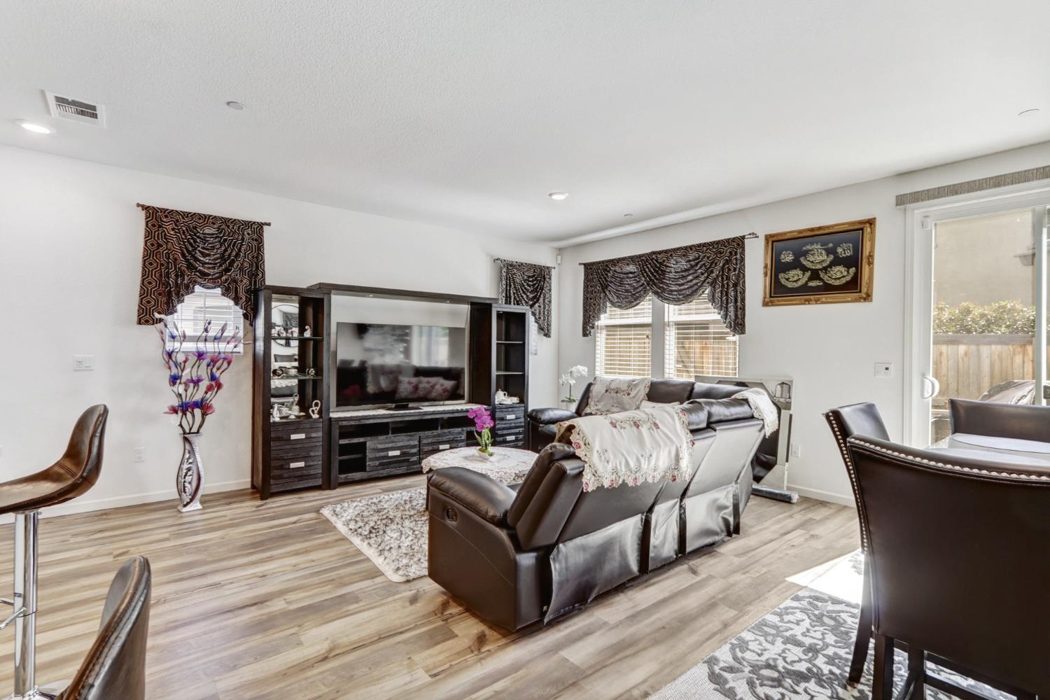 Detail Gallery Image 5 of 31 For 8150 S Kramer Ranch Ln, Elk Grove,  CA 95758 - 3 Beds | 2/1 Baths