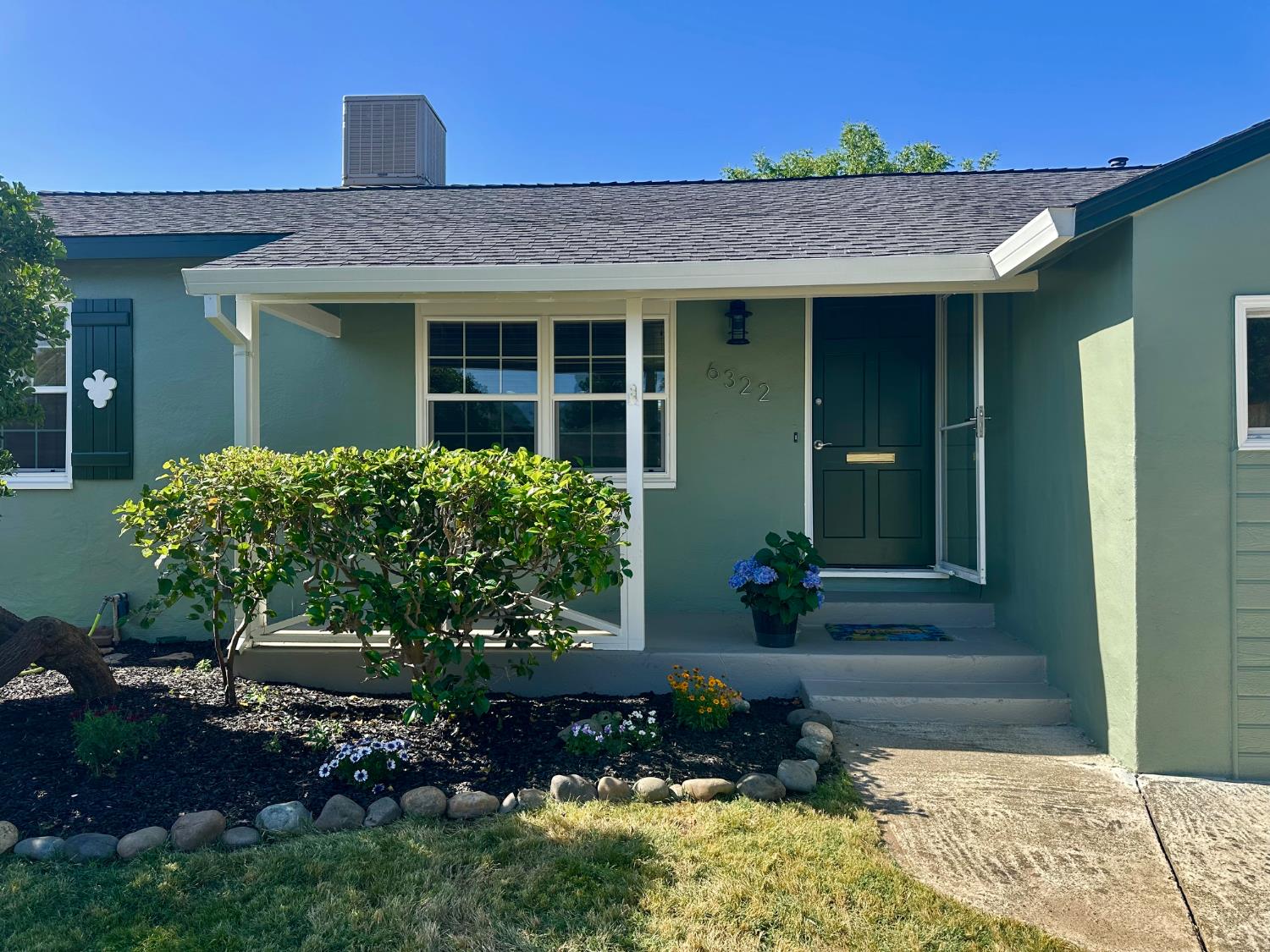 Detail Gallery Image 3 of 22 For 6322 Jansen Dr, Sacramento,  CA 95824 - 2 Beds | 1 Baths