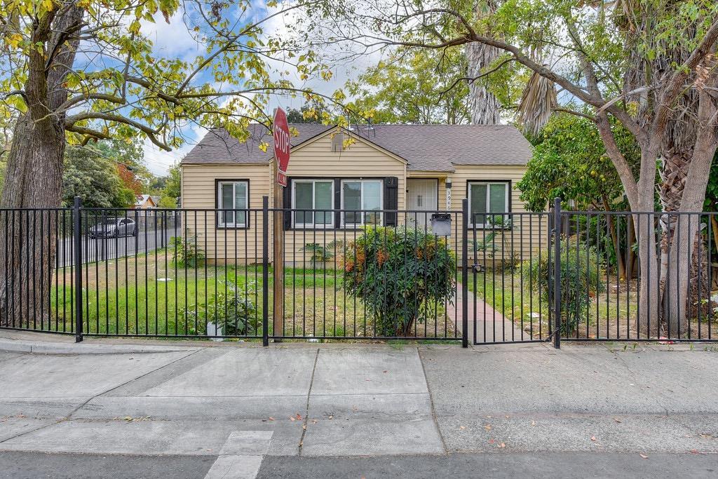 Detail Gallery Image 1 of 34 For 3946 23rd Ave, Sacramento,  CA 95820 - – Beds | – Baths