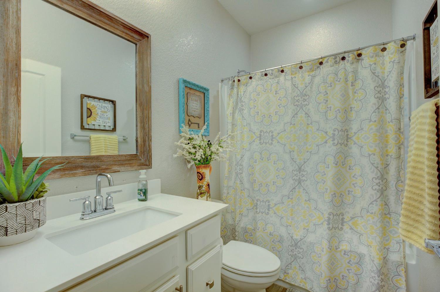 Detail Gallery Image 19 of 27 For 8755 Summer Sun Way, Elk Grove,  CA 95624 - 4 Beds | 3 Baths