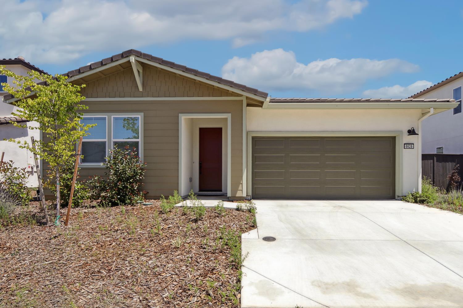 Detail Gallery Image 1 of 37 For 8628 Lakha Cir, Sacramento,  CA 95828 - 4 Beds | 2 Baths