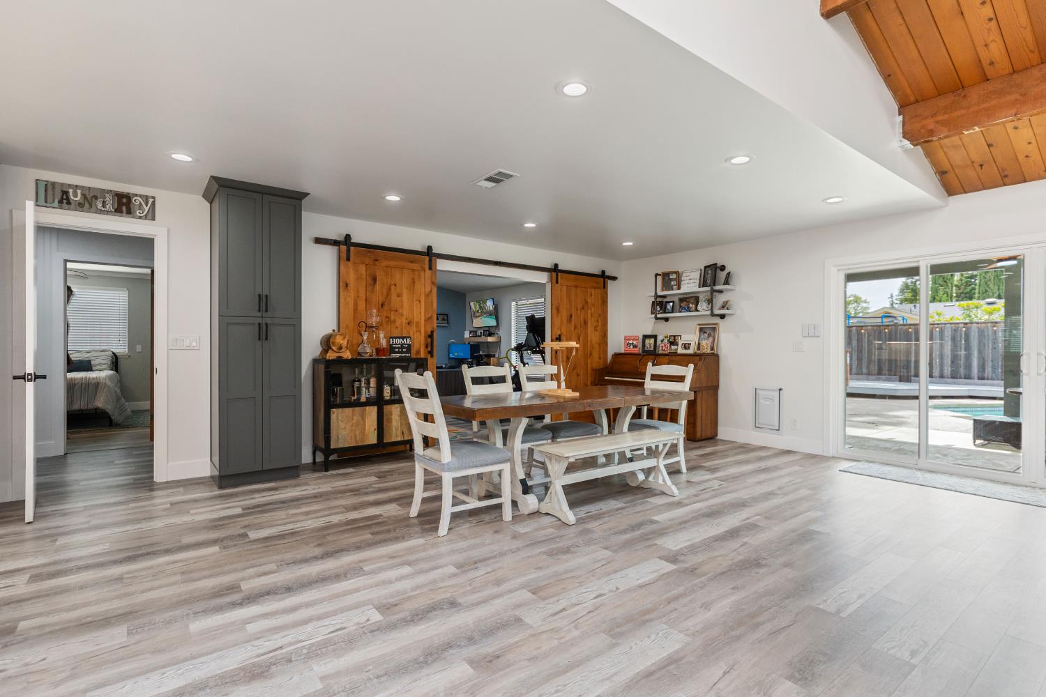Detail Gallery Image 8 of 70 For 3201 Kaiser Way, Carmichael,  CA 95608 - 4 Beds | 3 Baths