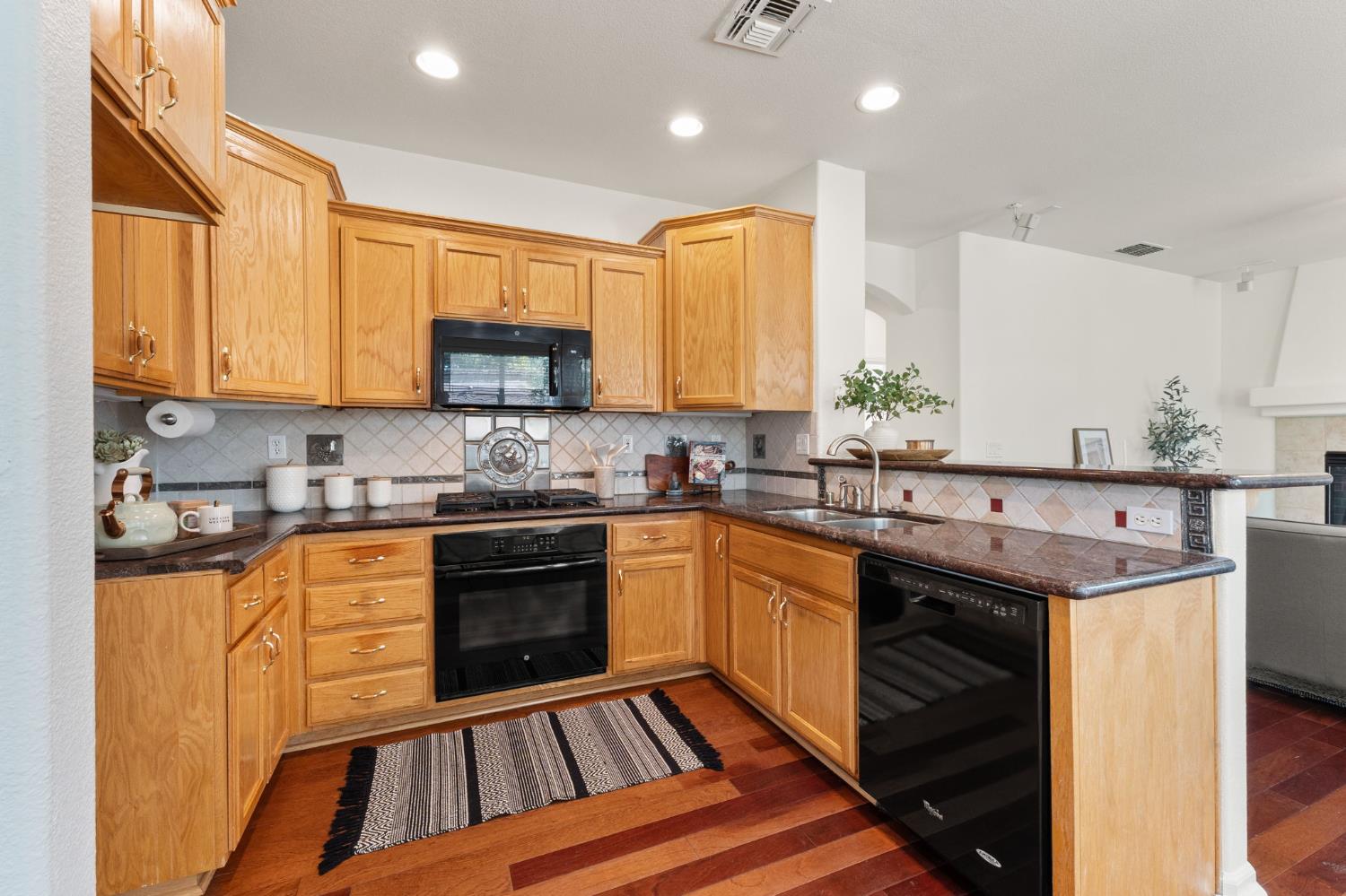 Detail Gallery Image 14 of 53 For 1889 Broadford Dr, Folsom,  CA 95630 - 4 Beds | 3 Baths