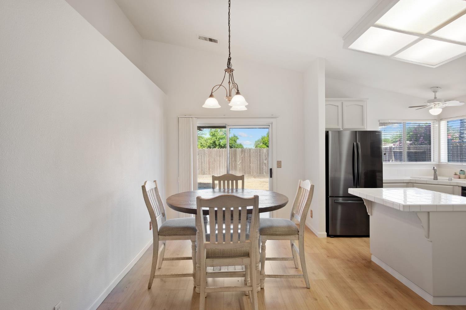 Detail Gallery Image 7 of 28 For 2711 Cameron Park Dr, Ceres,  CA 95307 - 3 Beds | 2 Baths