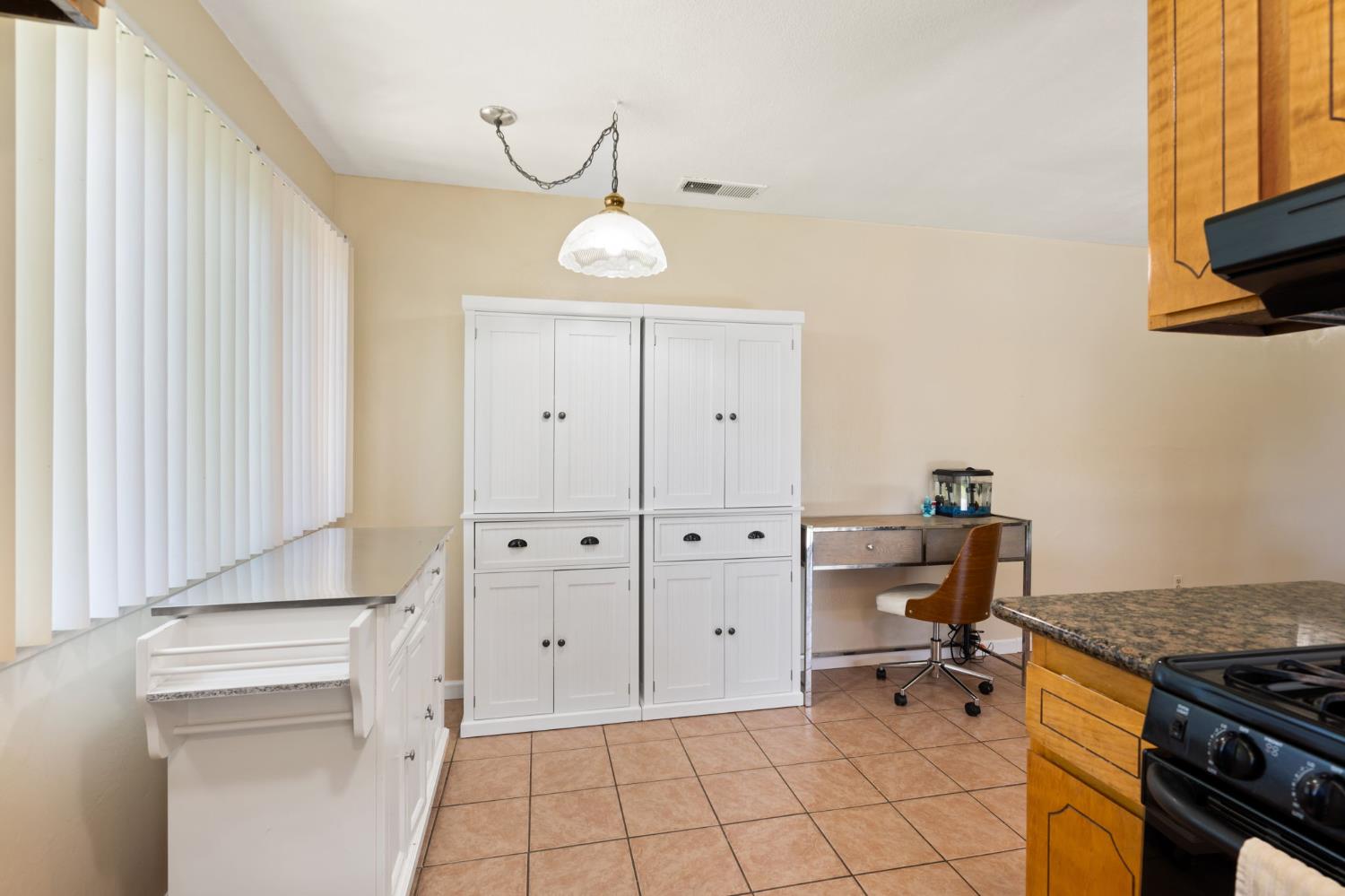 Detail Gallery Image 12 of 23 For 6099 Heath Way, Sacramento,  CA 95823 - 3 Beds | 2 Baths
