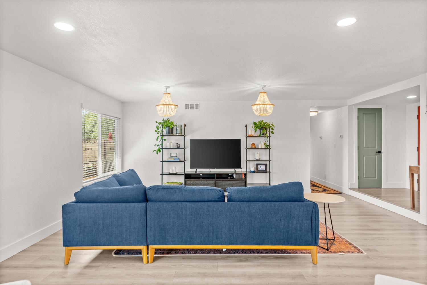 Detail Gallery Image 4 of 33 For 6840 Kettering Cir, Fair Oaks,  CA 95628 - 3 Beds | 2 Baths