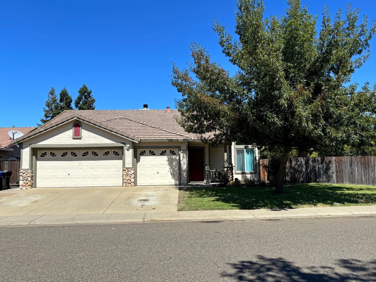 Detail Gallery Image 1 of 23 For 8949 Four Seasons Dr, Elk Grove,  CA 95624 - 4 Beds | 2 Baths