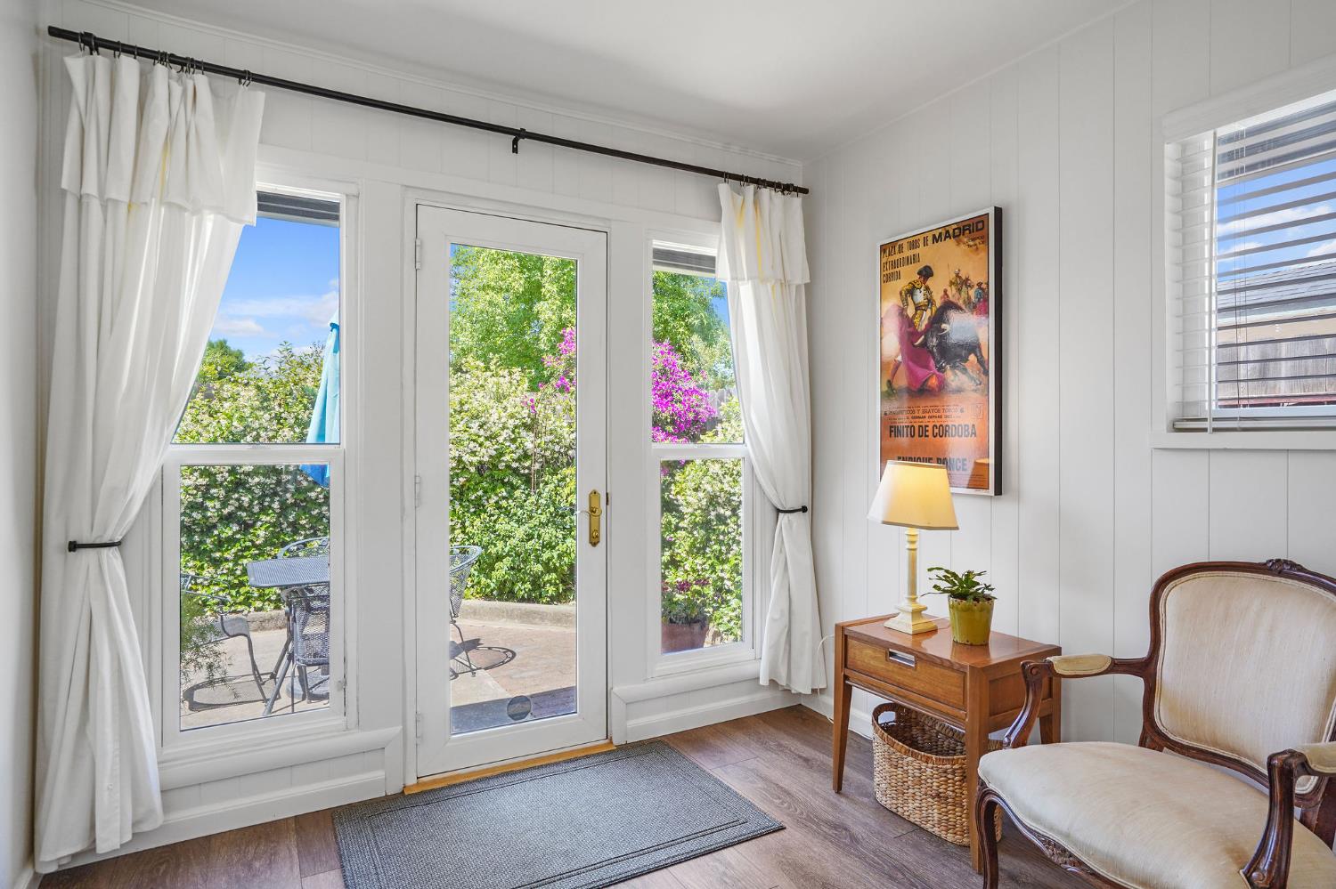 Detail Gallery Image 9 of 28 For 2110 Cascade Rd, Sacramento,  CA 95864 - 3 Beds | 2 Baths