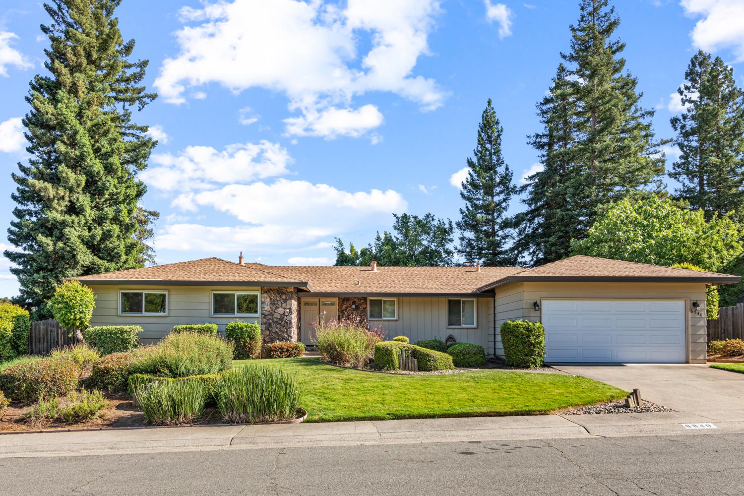Detail Gallery Image 2 of 41 For 6840 Appomattox Way, Carmichael,  CA 95608 - 3 Beds | 2 Baths