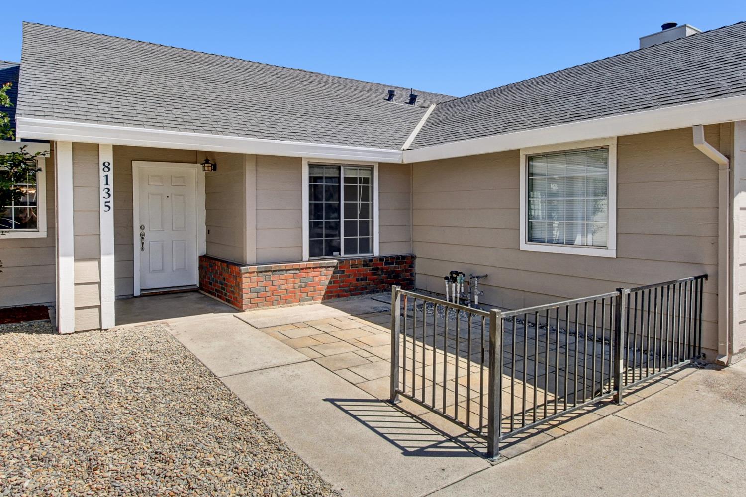 Detail Gallery Image 3 of 43 For 8135 Traver Ct, Sacramento,  CA 95828 - 3 Beds | 2 Baths
