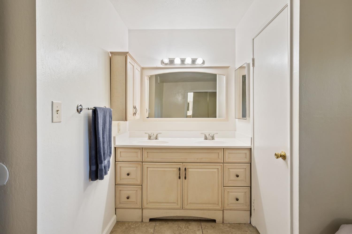 Detail Gallery Image 15 of 23 For 6099 Heath Way, Sacramento,  CA 95823 - 3 Beds | 2 Baths