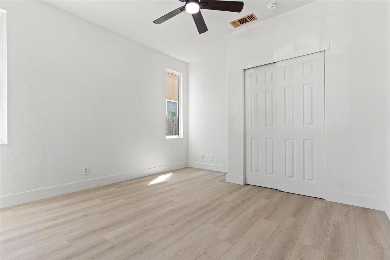 Detail Gallery Image 9 of 63 For 156 Bristol Way, Yuba City,  CA 95993 - 5 Beds | 2/1 Baths