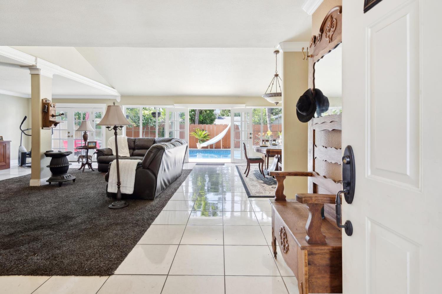 Detail Gallery Image 3 of 24 For 1428 Chelsea Way, Stockton,  CA 95209 - 3 Beds | 2 Baths