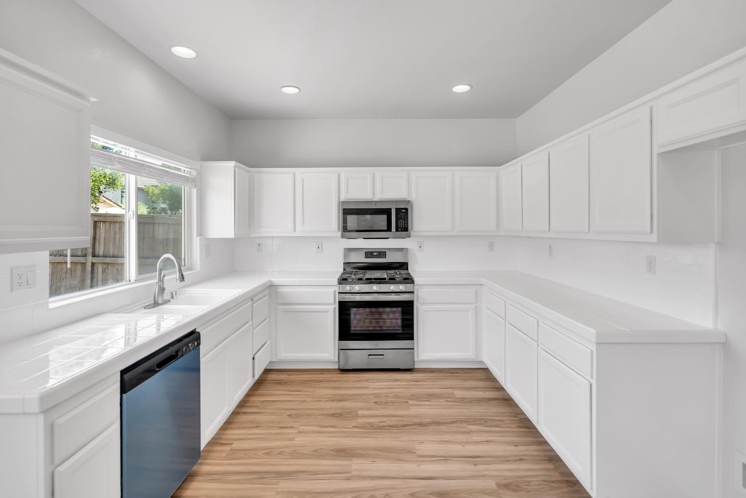 Detail Gallery Image 10 of 39 For 5342 Alvoca Way, Sacramento,  CA 95835 - 5 Beds | 3 Baths