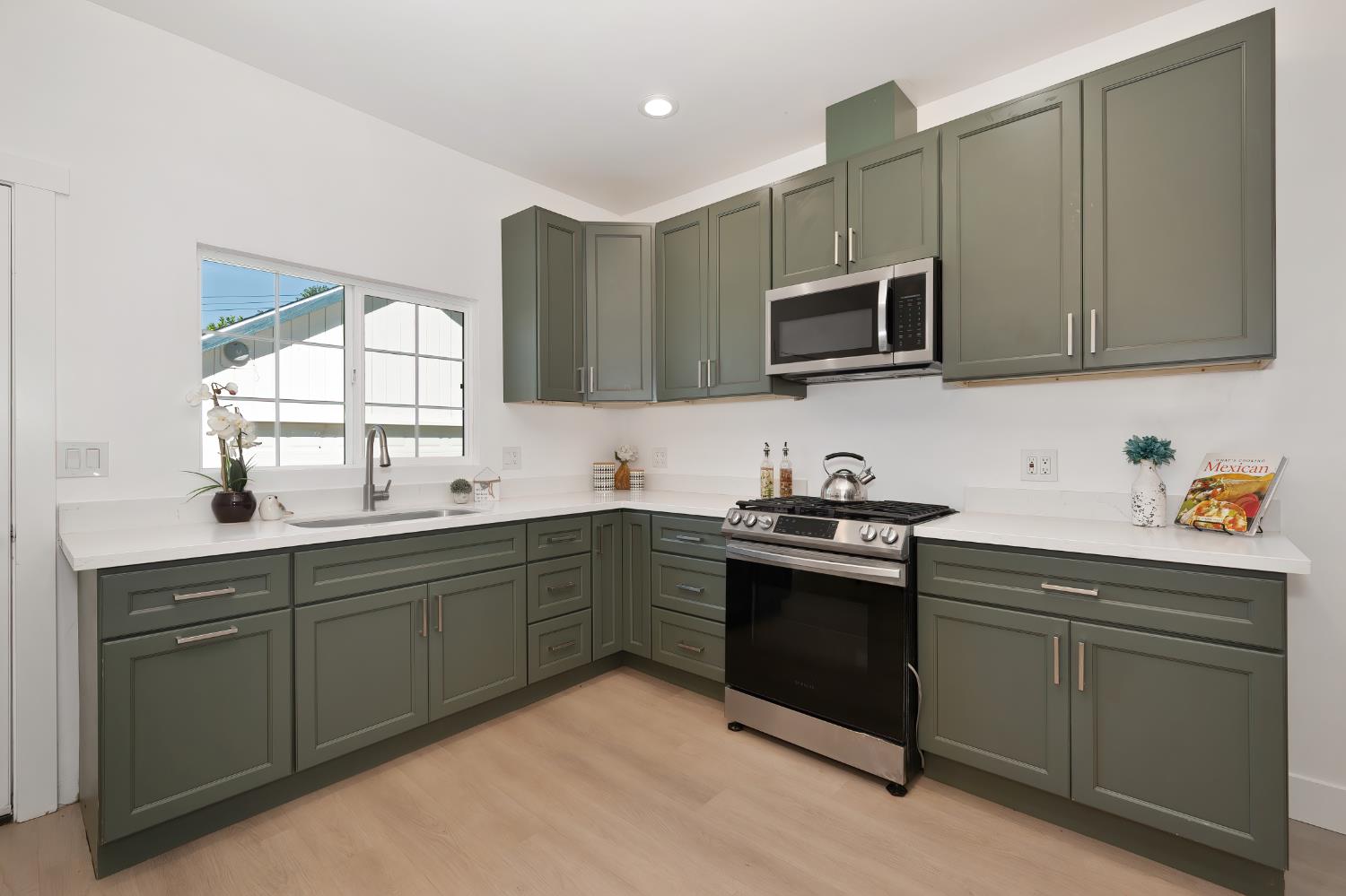 Detail Gallery Image 7 of 27 For 2391 Beaumont St, Sacramento,  CA 95815 - 2 Beds | 2 Baths