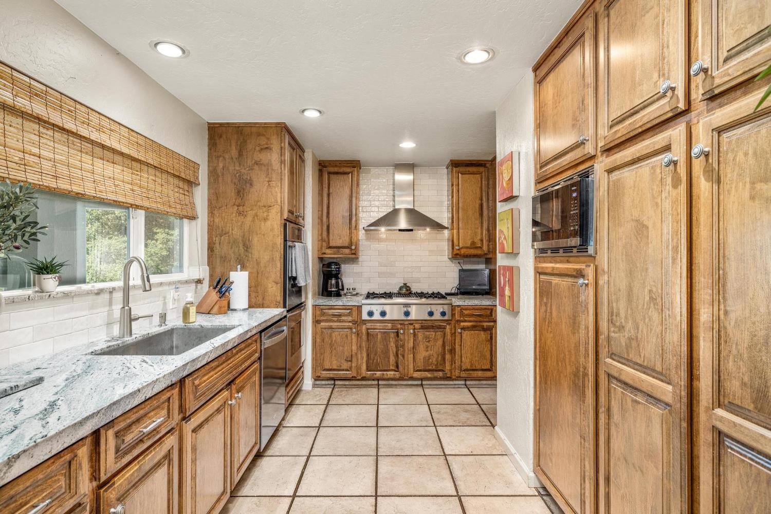 Detail Gallery Image 16 of 58 For 2028 Scenic Dr, Modesto,  CA 95355 - 3 Beds | 3 Baths