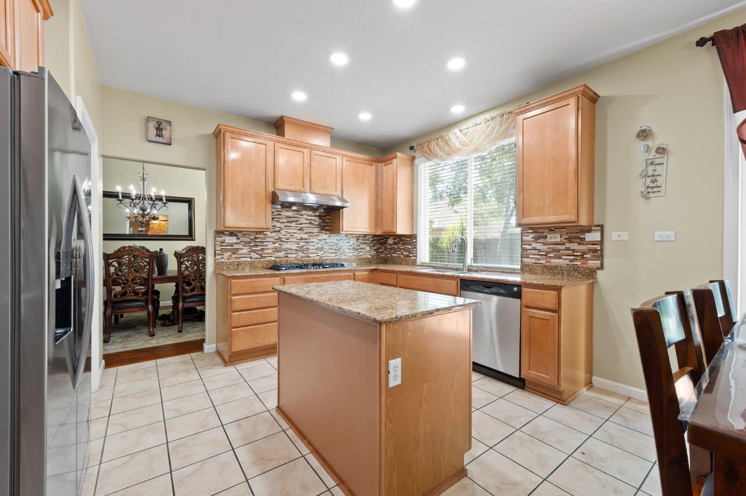 Detail Gallery Image 12 of 33 For 11866 Rubilite Way, Rancho Cordova,  CA 95742 - 4 Beds | 3 Baths
