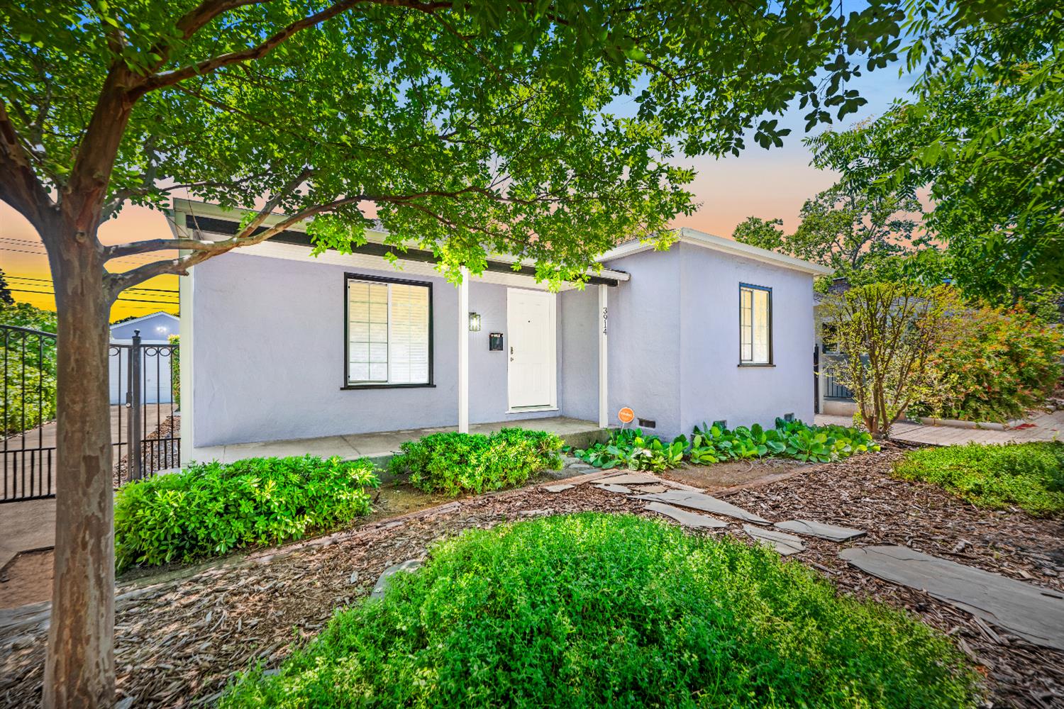 Detail Gallery Image 1 of 51 For 3914 12th Ave, Sacramento,  CA 95817 - 2 Beds | 1 Baths