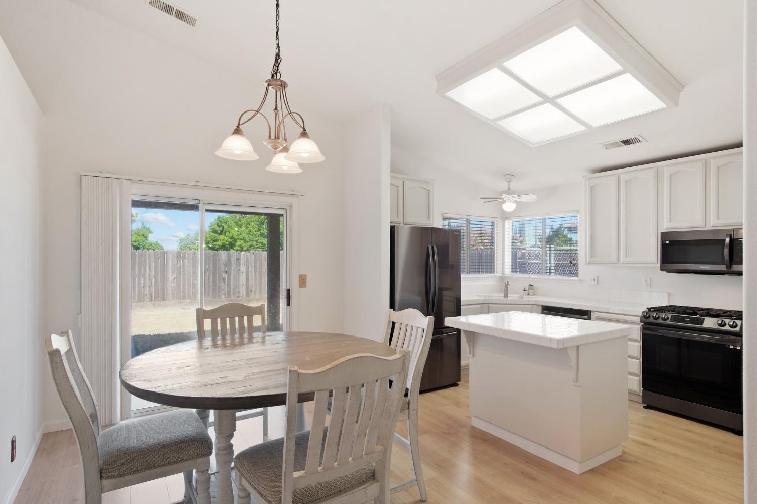 Detail Gallery Image 8 of 28 For 2711 Cameron Park Dr, Ceres,  CA 95307 - 3 Beds | 2 Baths