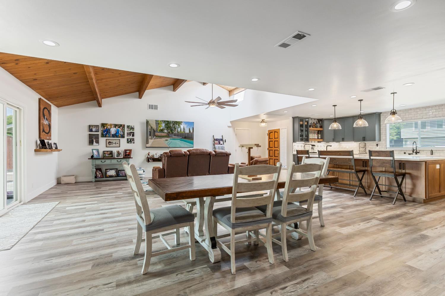 Detail Gallery Image 11 of 70 For 3201 Kaiser Way, Carmichael,  CA 95608 - 4 Beds | 3 Baths