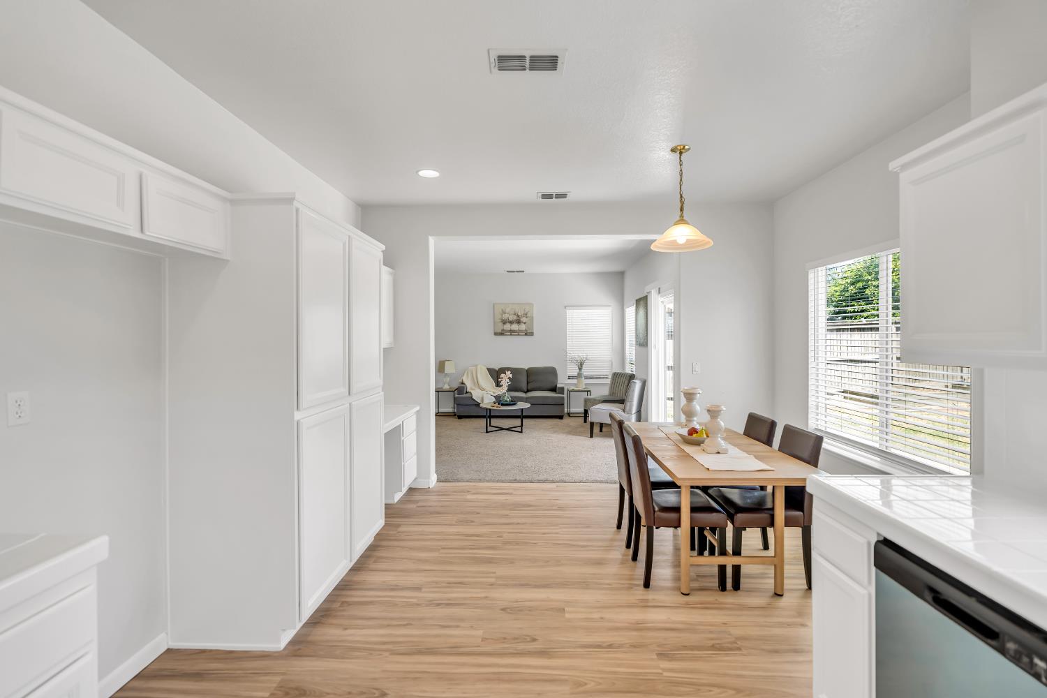 Detail Gallery Image 12 of 39 For 5342 Alvoca Way, Sacramento,  CA 95835 - 5 Beds | 3 Baths