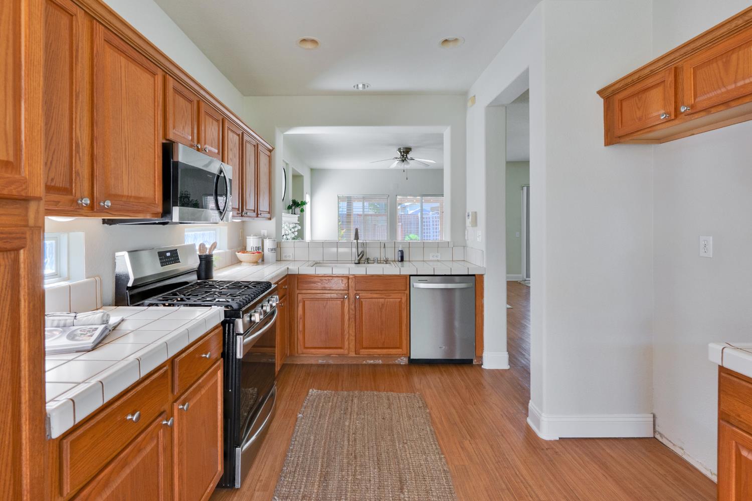 Detail Gallery Image 12 of 34 For 9588 Fetlock Way, Elk Grove,  CA 95624 - 3 Beds | 2 Baths