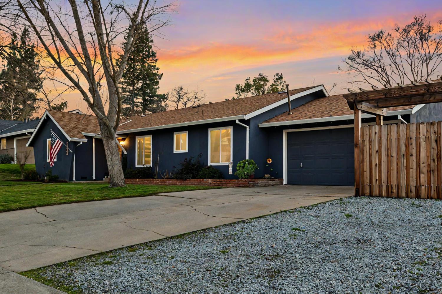 Detail Gallery Image 2 of 36 For 4519 Onyx Way, Carmichael,  CA 95608 - 3 Beds | 2 Baths