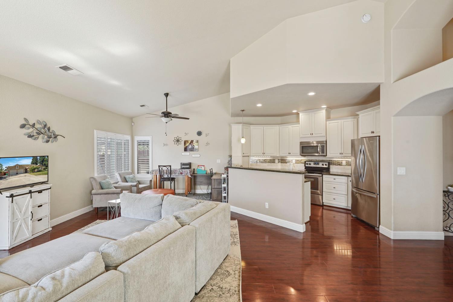 Detail Gallery Image 5 of 36 For 890 Alder Pl, Lodi,  CA 95242 - 3 Beds | 2 Baths
