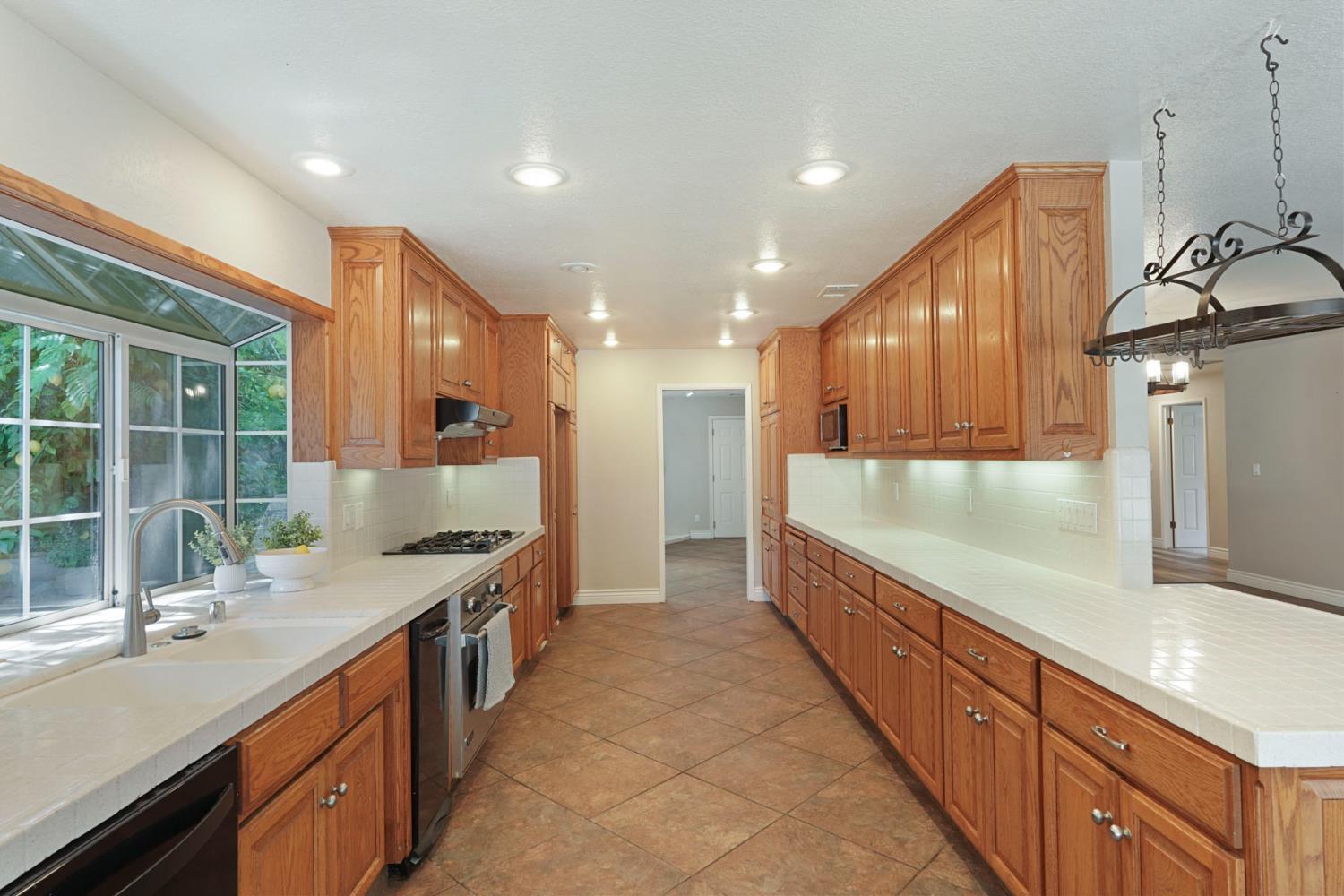 Detail Gallery Image 12 of 43 For 2903 Raintree Ct., Stockton,  CA 95219 - 3 Beds | 2 Baths