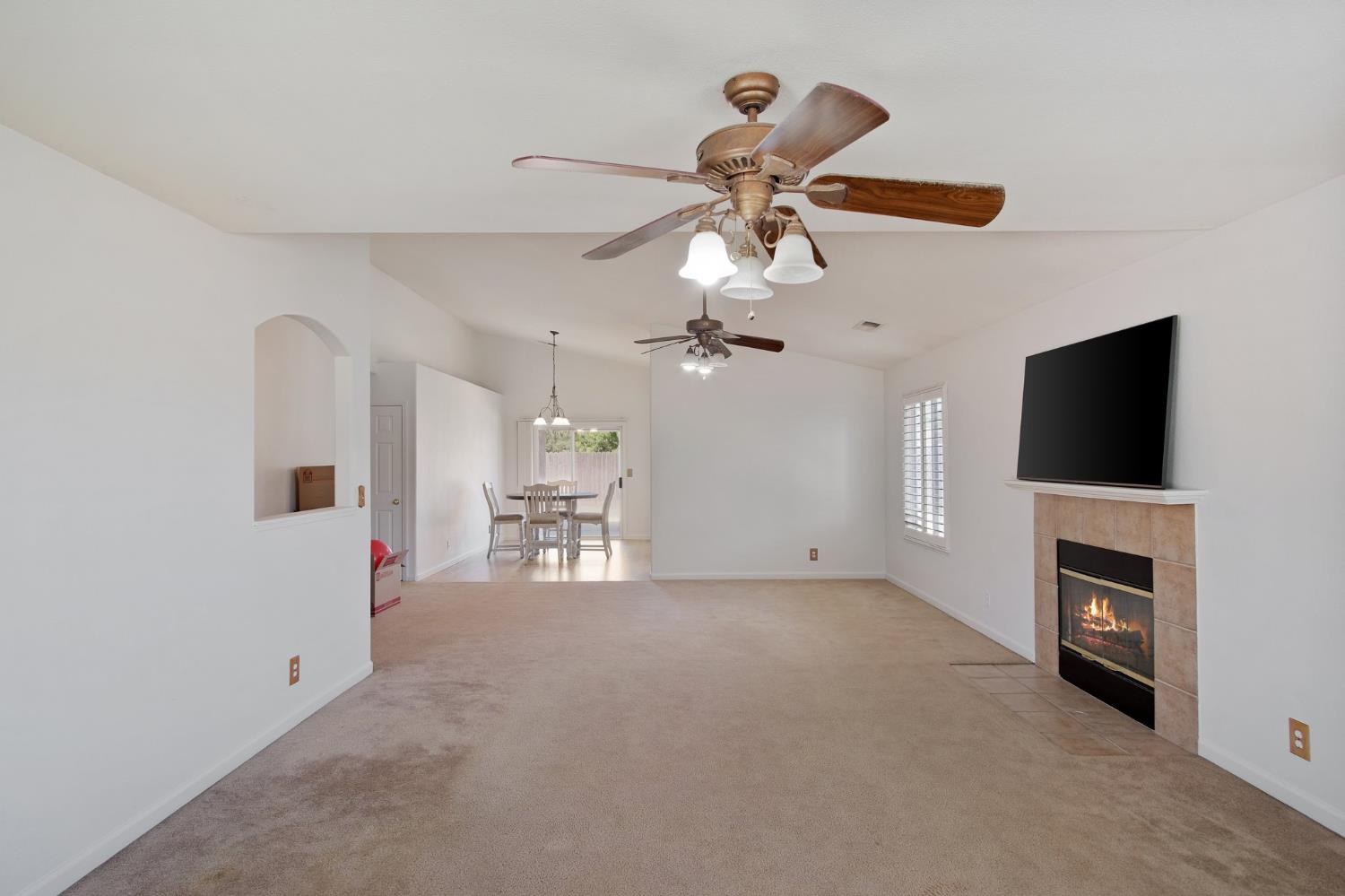 Detail Gallery Image 6 of 28 For 2711 Cameron Park Dr, Ceres,  CA 95307 - 3 Beds | 2 Baths