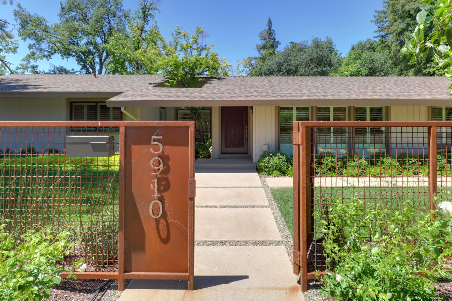 Detail Gallery Image 3 of 82 For 5910 River Glen Court, Carmichael,  CA 95608 - 4 Beds | 2/1 Baths