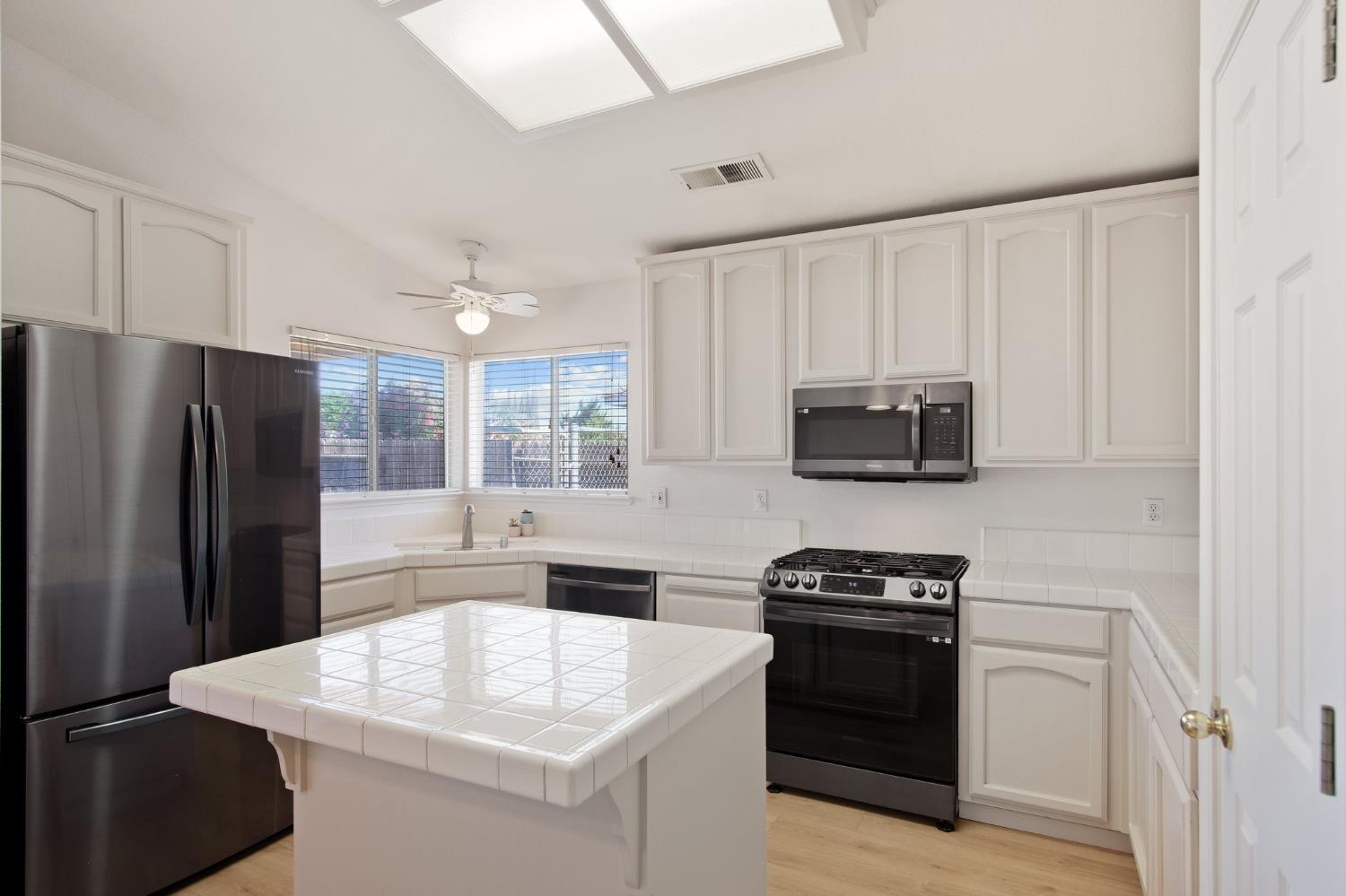 Detail Gallery Image 21 of 28 For 2711 Cameron Park Dr, Ceres,  CA 95307 - 3 Beds | 2 Baths