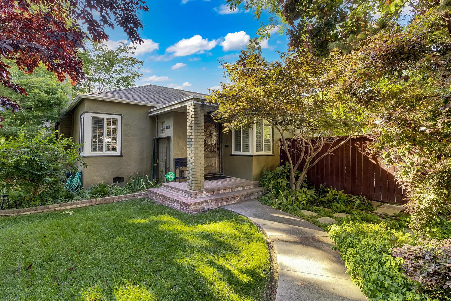 Detail Gallery Image 2 of 42 For 1621 Vallejo Way, Sacramento,  CA 95818 - 3 Beds | 2/1 Baths