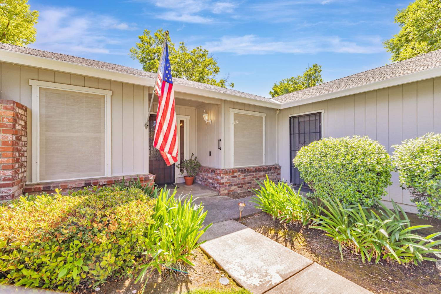 Detail Gallery Image 2 of 37 For 6818 Flaming Arrow Dr, Citrus Heights,  CA 95621 - 3 Beds | 2 Baths