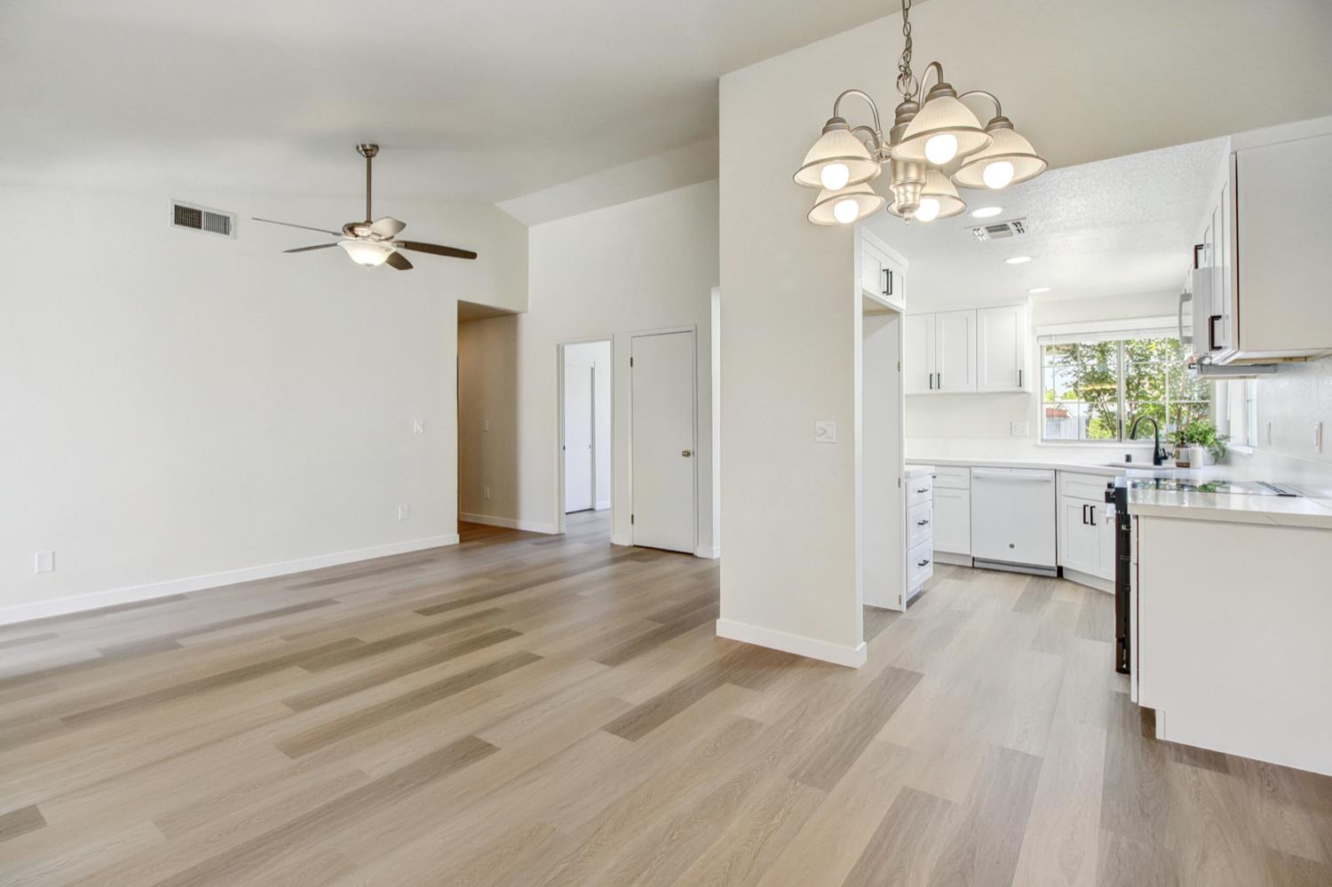 Detail Gallery Image 16 of 43 For 8135 Traver Ct, Sacramento,  CA 95828 - 3 Beds | 2 Baths