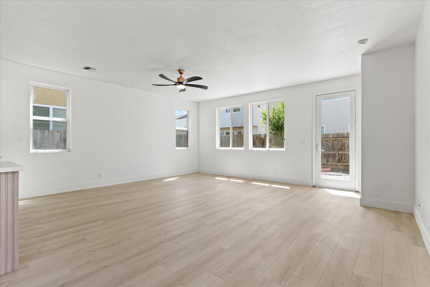 Detail Gallery Image 16 of 63 For 156 Bristol Way, Yuba City,  CA 95993 - 5 Beds | 2/1 Baths