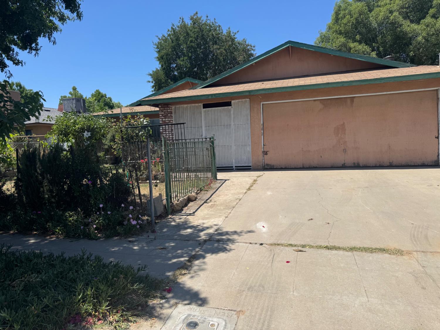 Detail Gallery Image 1 of 20 For 1212 Phillips St, Madera,  CA 93638 - 3 Beds | 2 Baths