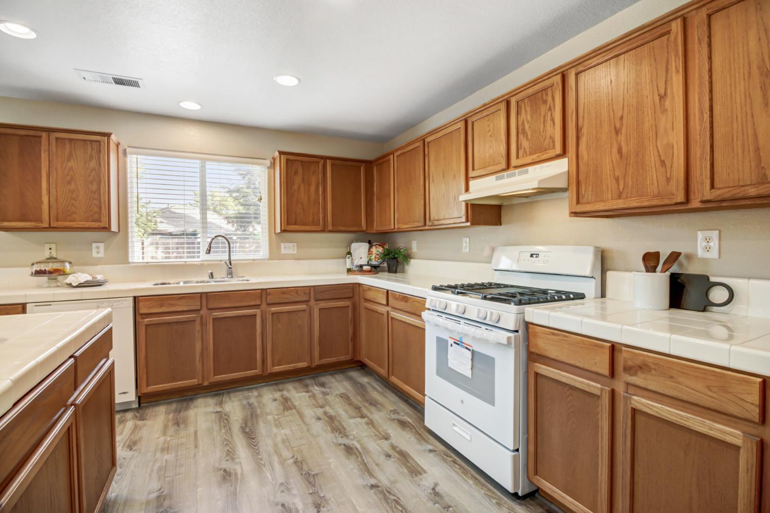 Detail Gallery Image 22 of 44 For 205 Dover Ct, Lincoln,  CA 95648 - 4 Beds | 2/1 Baths