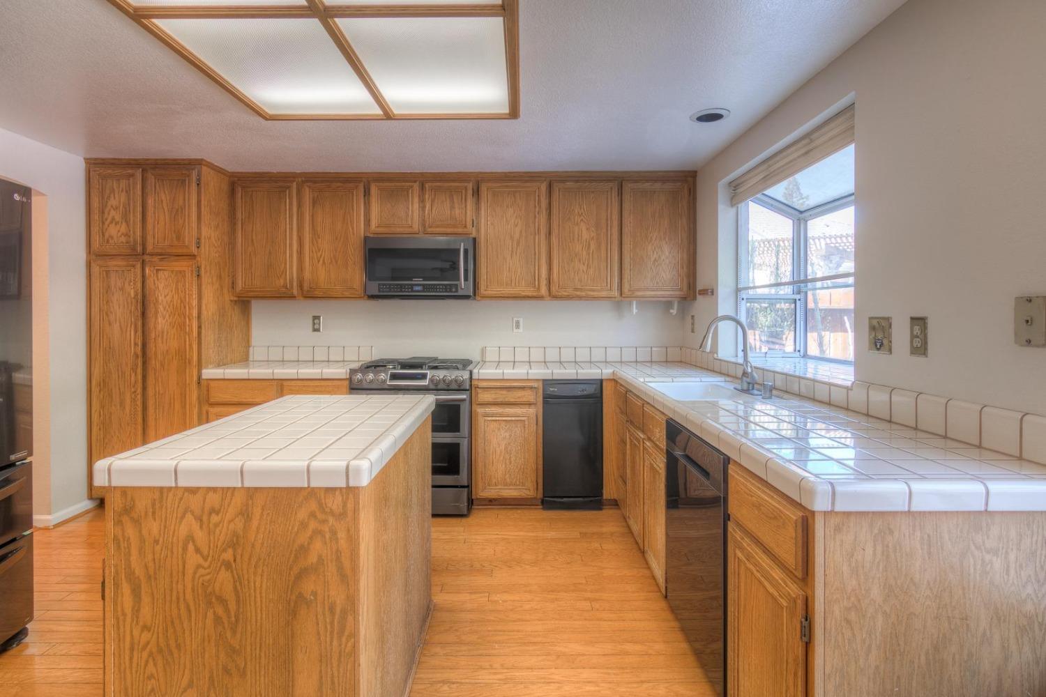 Detail Gallery Image 10 of 52 For 3047 Strand Rd, Rocklin,  CA 95765 - 4 Beds | 2/1 Baths