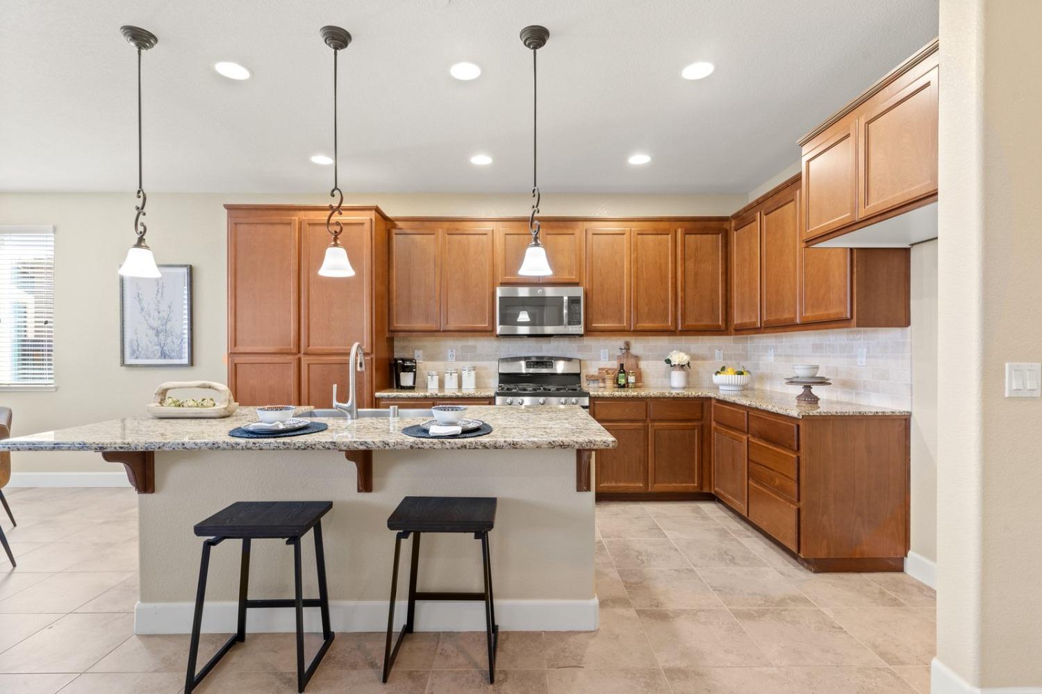 Detail Gallery Image 14 of 73 For 6307 Lookout Pass Way, Rocklin,  CA 95765 - 4 Beds | 3/1 Baths