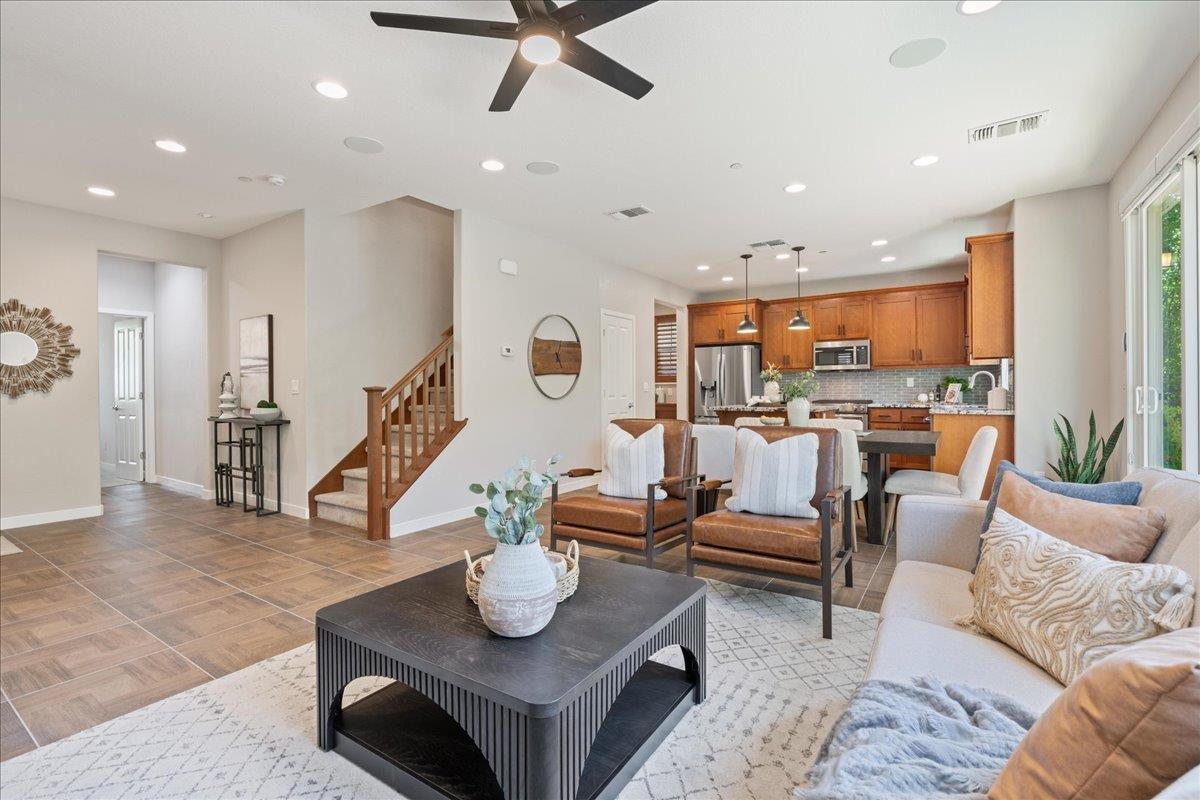 Detail Gallery Image 11 of 54 For 1032 Oakbriar Cir, Roseville,  CA 95747 - 4 Beds | 3 Baths