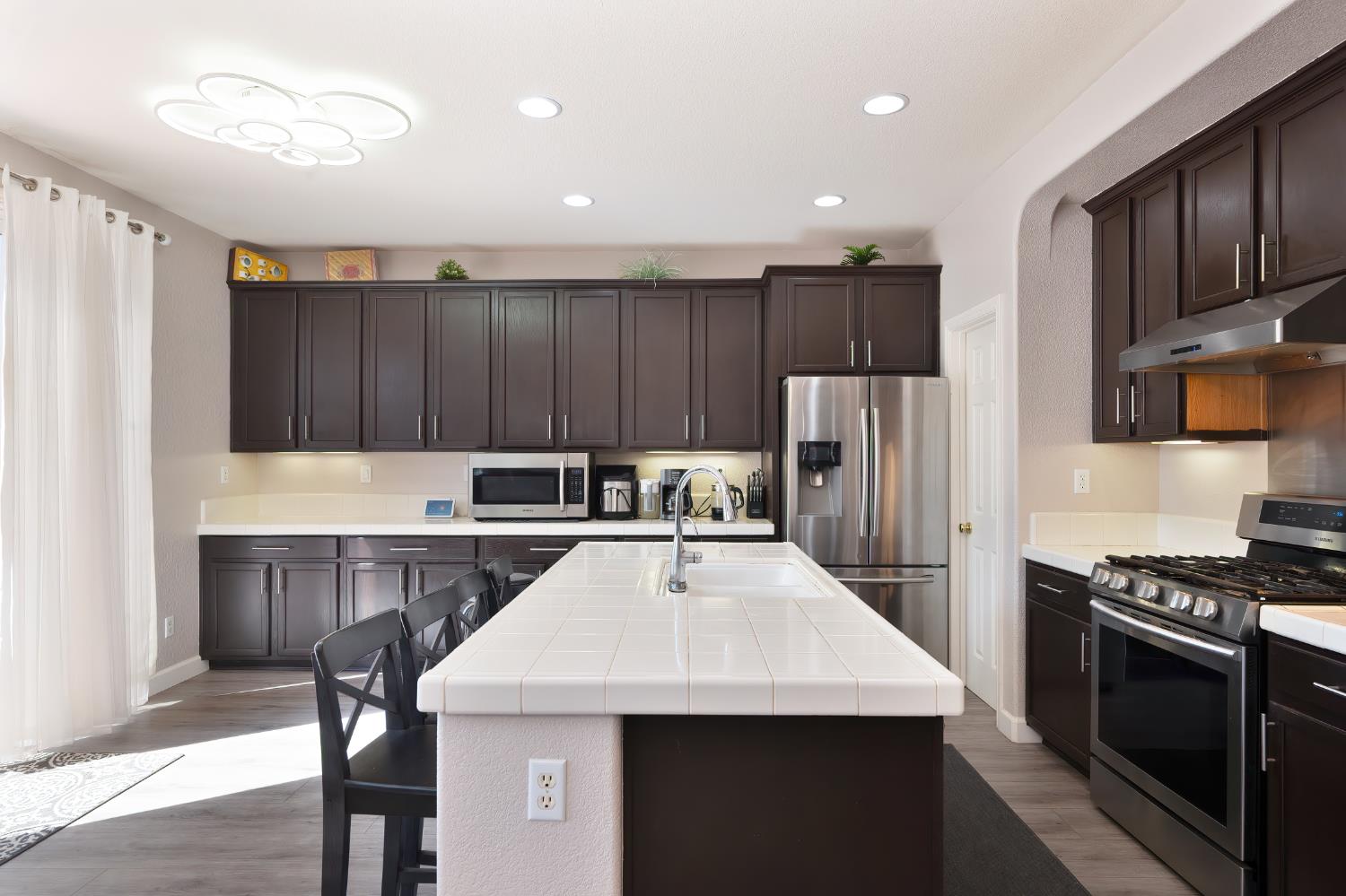 Detail Gallery Image 9 of 42 For 10112 Nebbiolo Ct, Elk Grove,  CA 95624 - 4 Beds | 3 Baths
