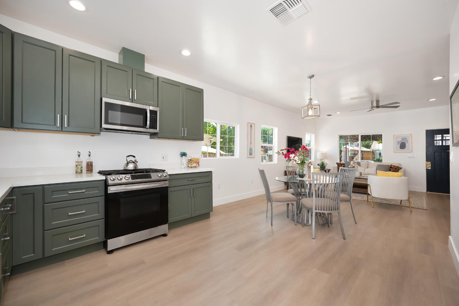 Detail Gallery Image 10 of 27 For 2391 Beaumont St, Sacramento,  CA 95815 - 2 Beds | 2 Baths