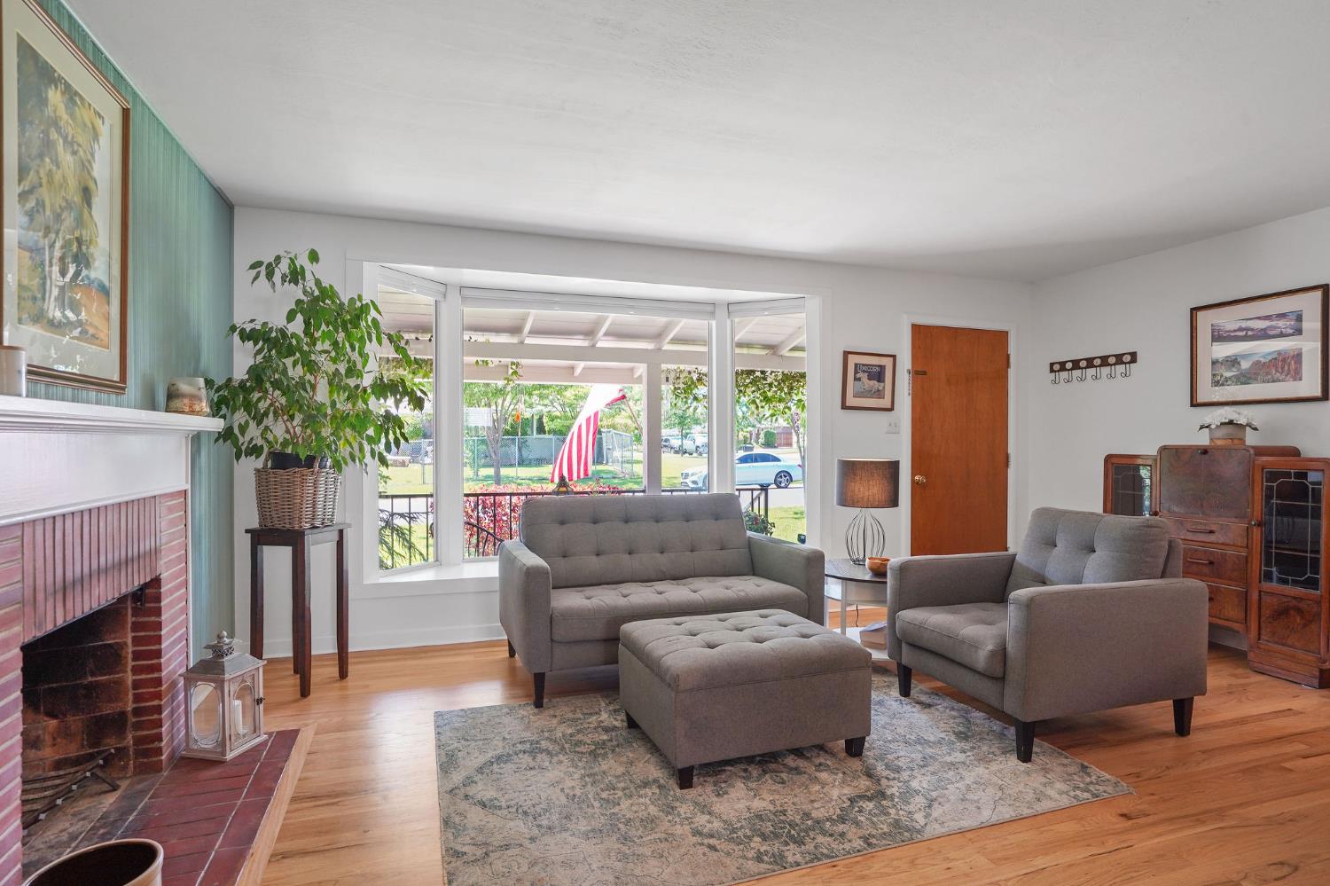 Detail Gallery Image 3 of 28 For 2110 Cascade Rd, Sacramento,  CA 95864 - 3 Beds | 2 Baths