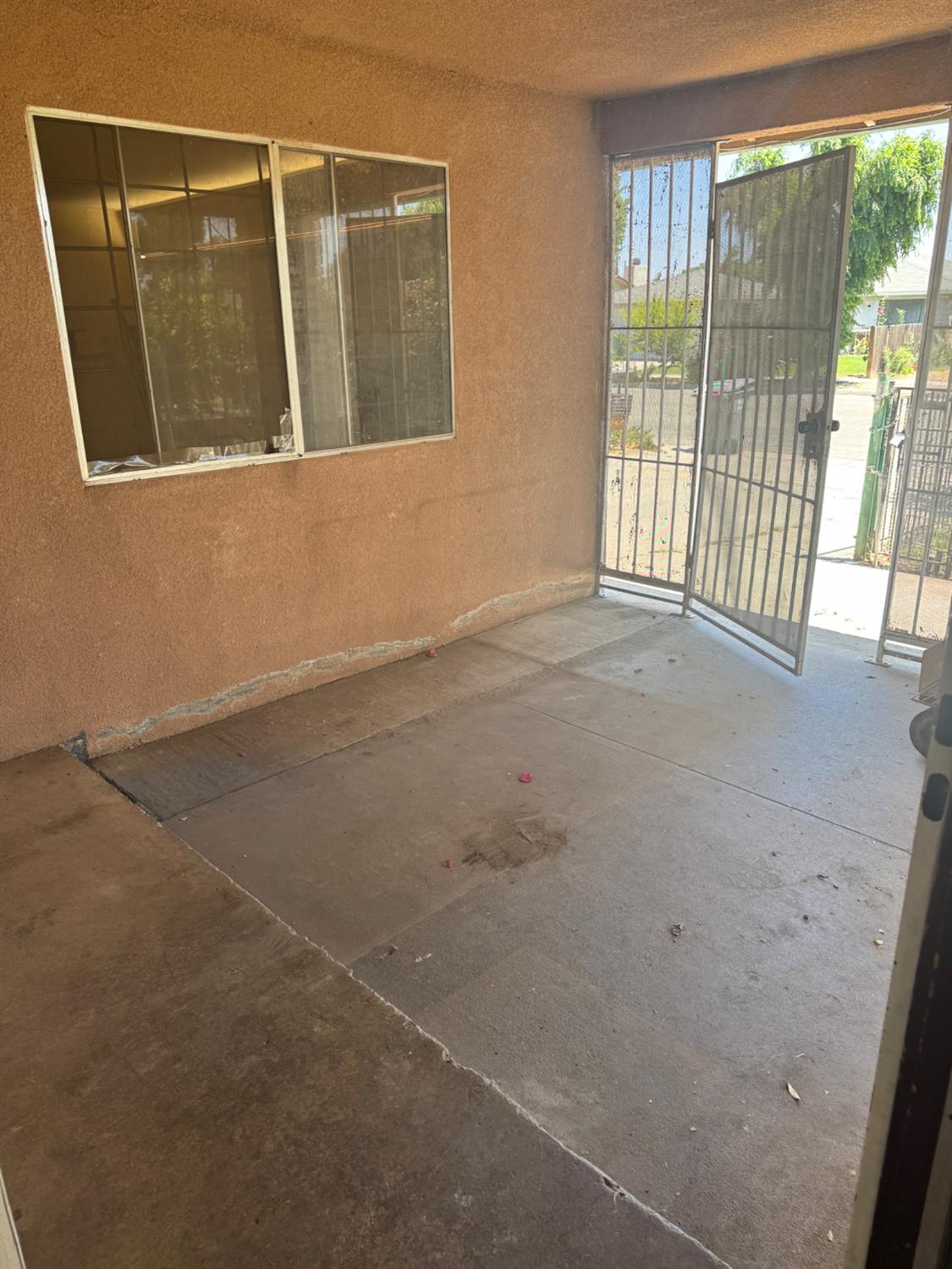 Detail Gallery Image 3 of 20 For 1212 Phillips St, Madera,  CA 93638 - 3 Beds | 2 Baths