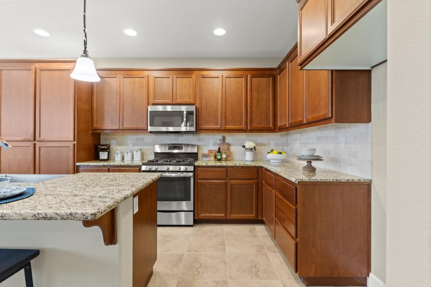 Detail Gallery Image 16 of 73 For 6307 Lookout Pass Way, Rocklin,  CA 95765 - 4 Beds | 3/1 Baths