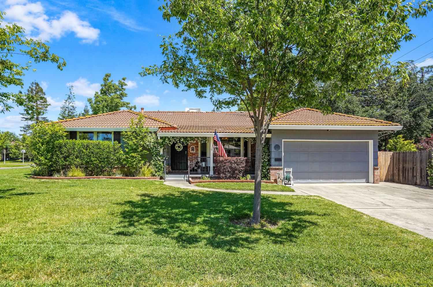 Detail Gallery Image 1 of 28 For 2110 Cascade Rd, Sacramento,  CA 95864 - 3 Beds | 2 Baths