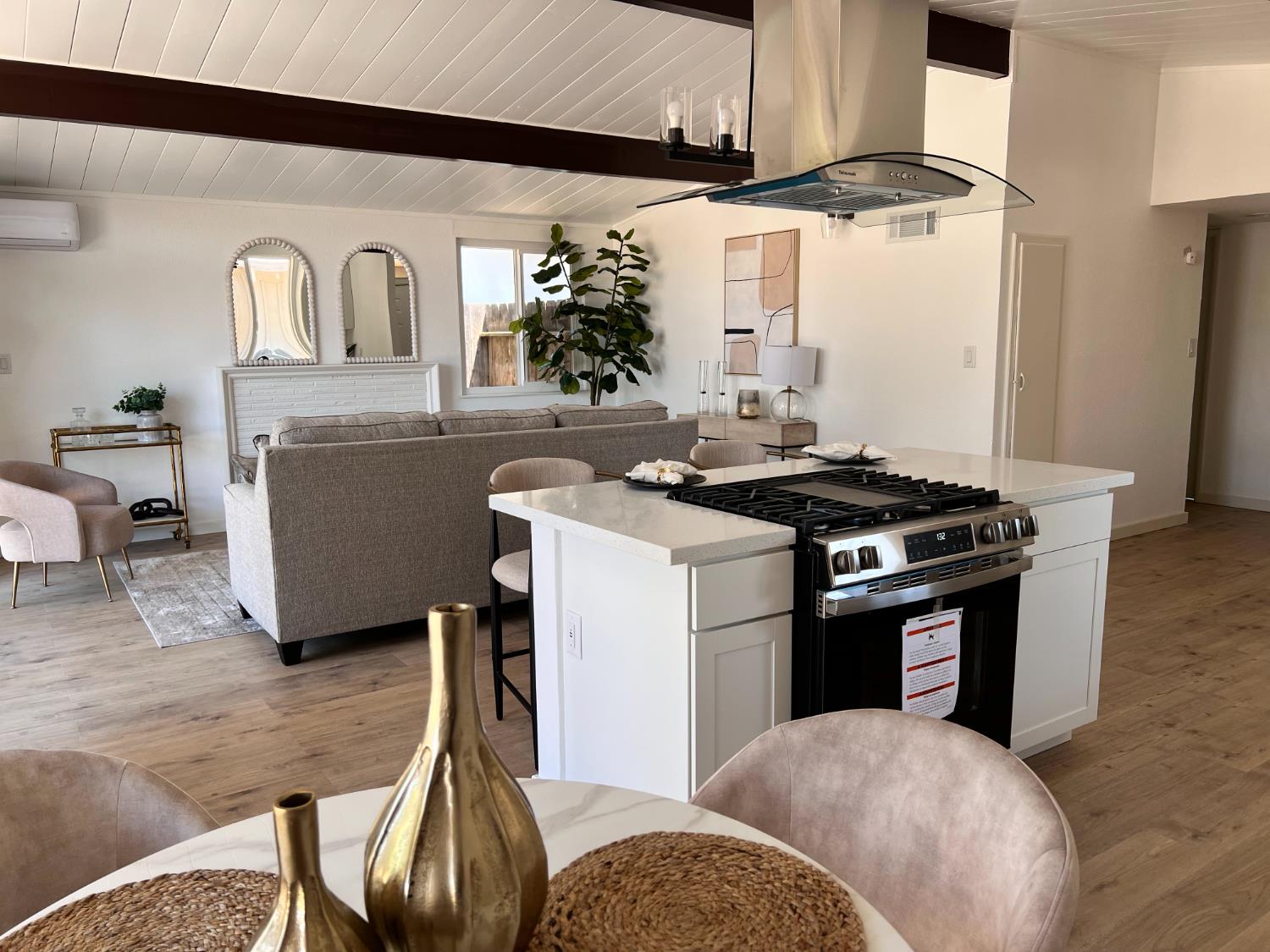 Detail Gallery Image 4 of 15 For 717 E Barrymore St, Stockton,  CA 95204 - 3 Beds | 1 Baths